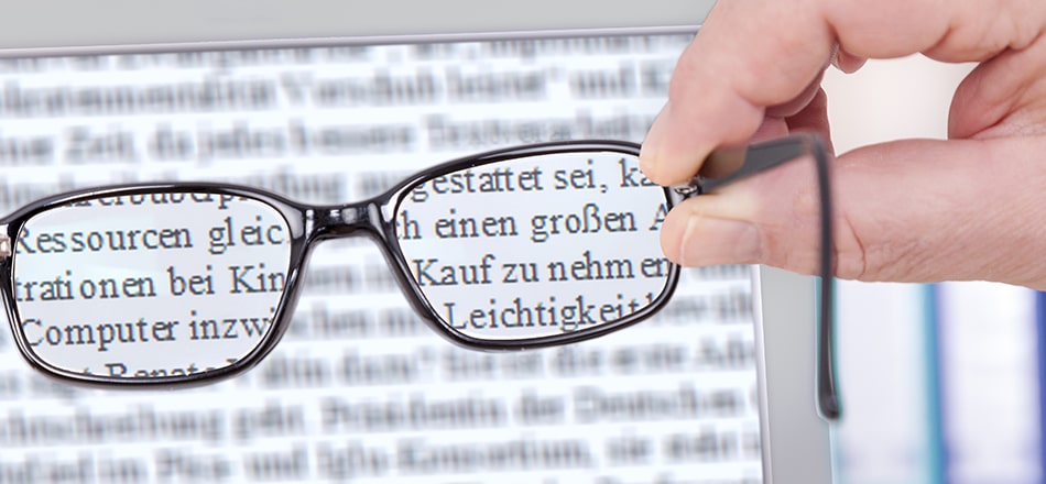 Lesebrille mit vergrößertem Textausschnitt